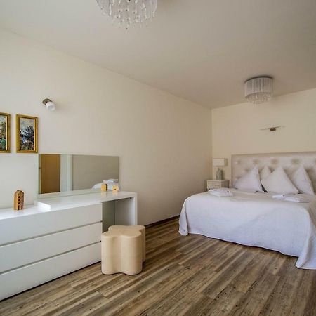 Unique Charles Bridge 2Bdr Apartment. Прага Екстериор снимка