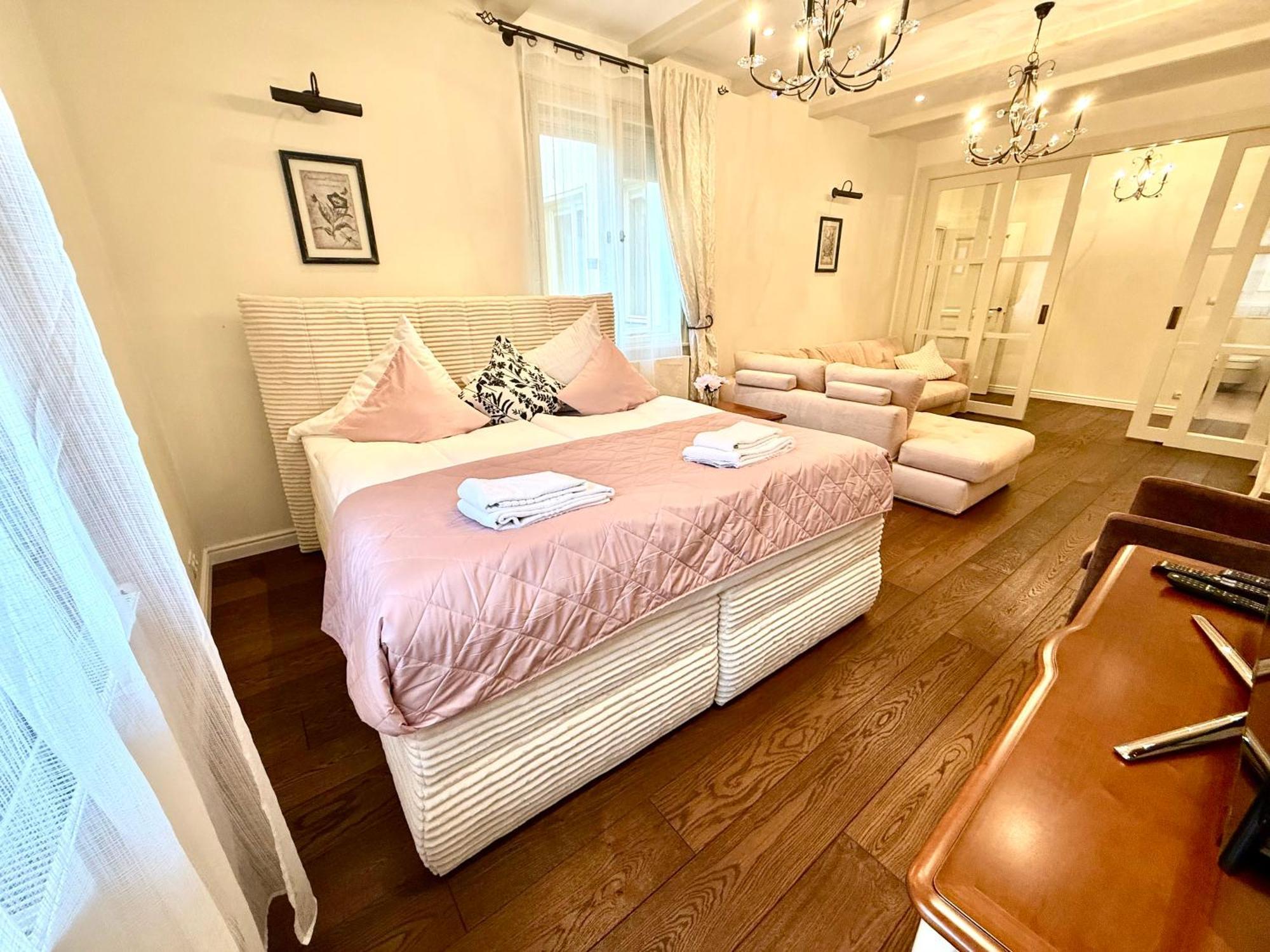 Unique Charles Bridge 2Bdr Apartment. Прага Екстериор снимка