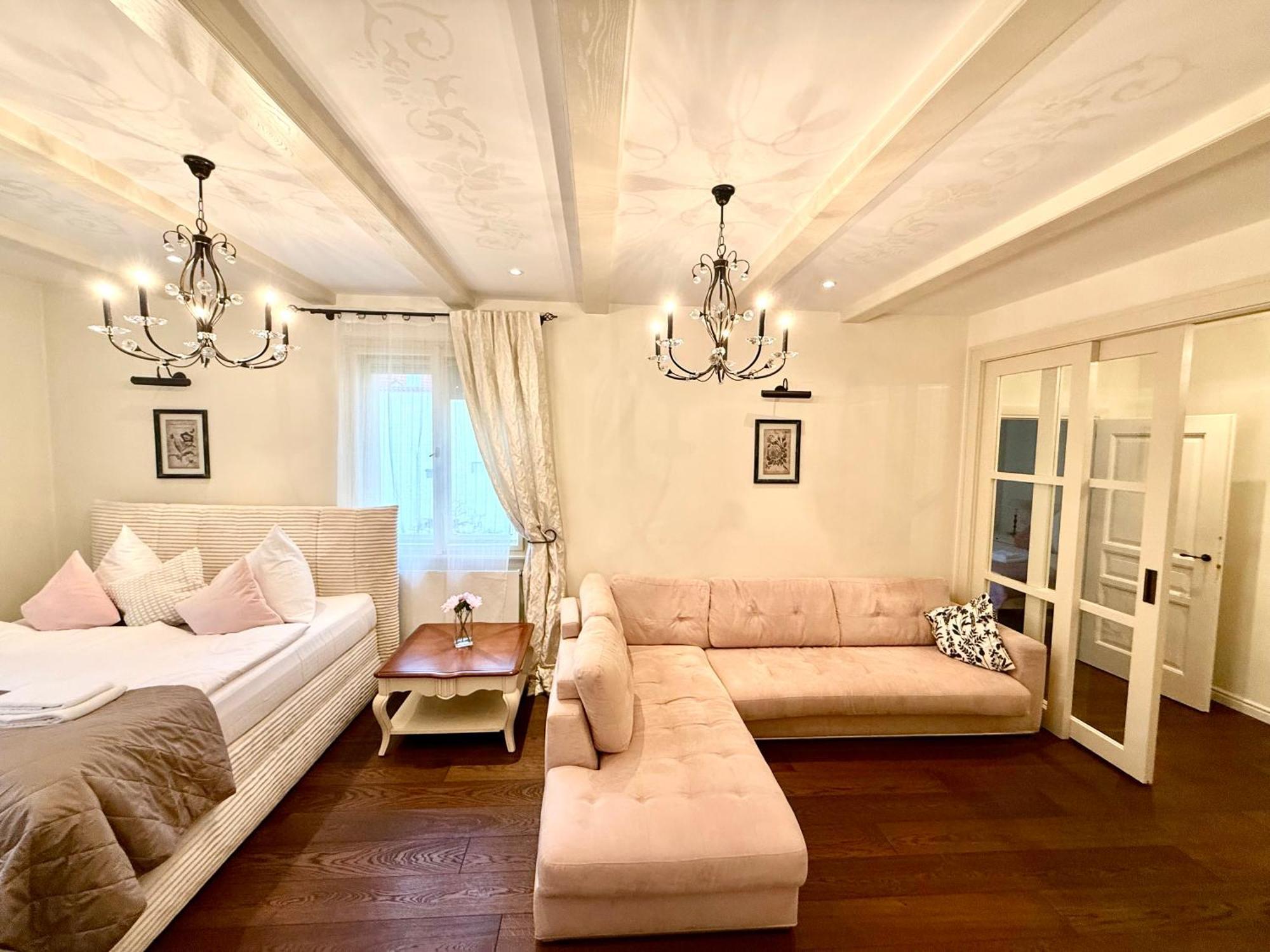 Unique Charles Bridge 2Bdr Apartment. Прага Екстериор снимка