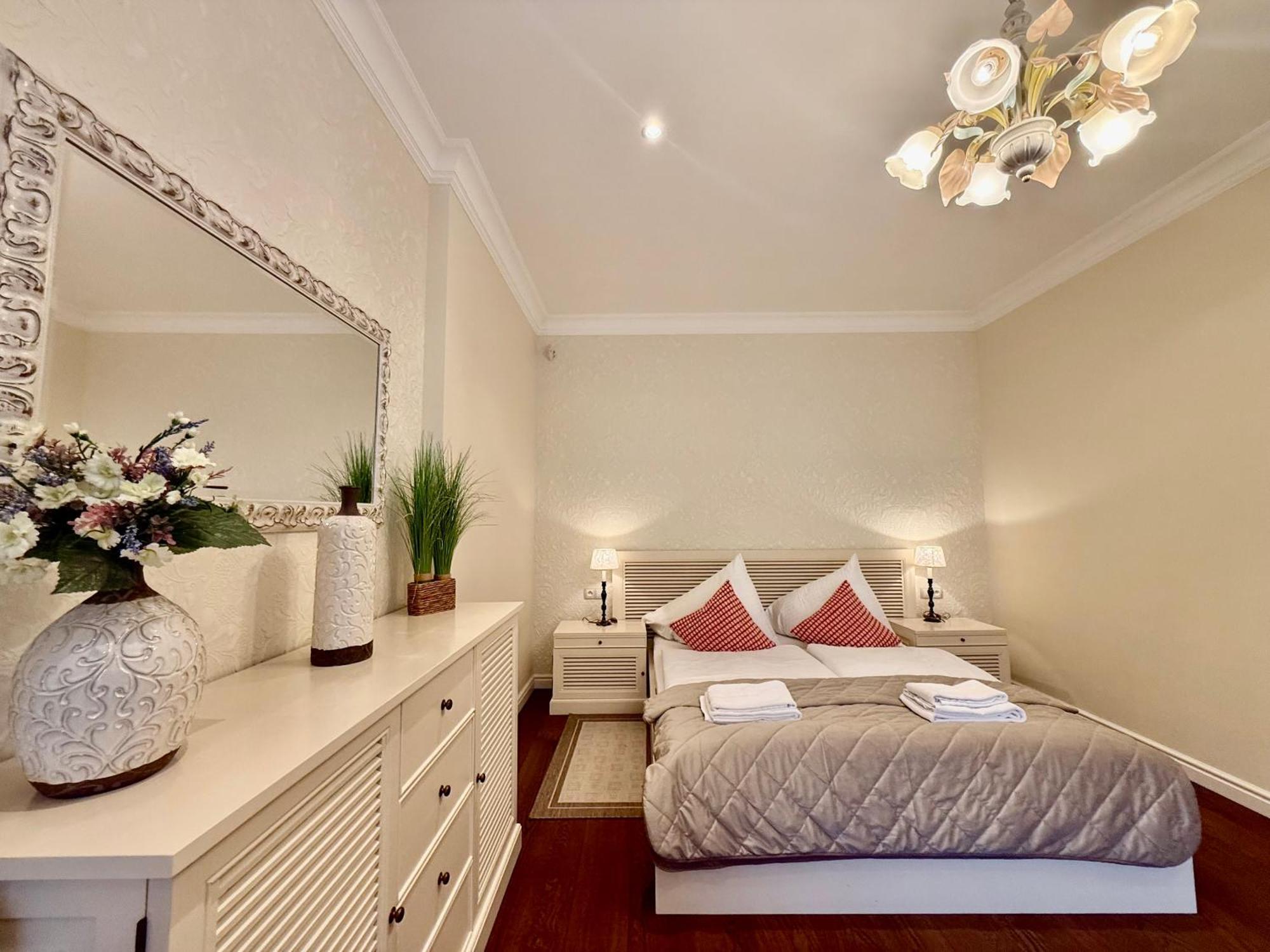 Unique Charles Bridge 2Bdr Apartment. Прага Екстериор снимка