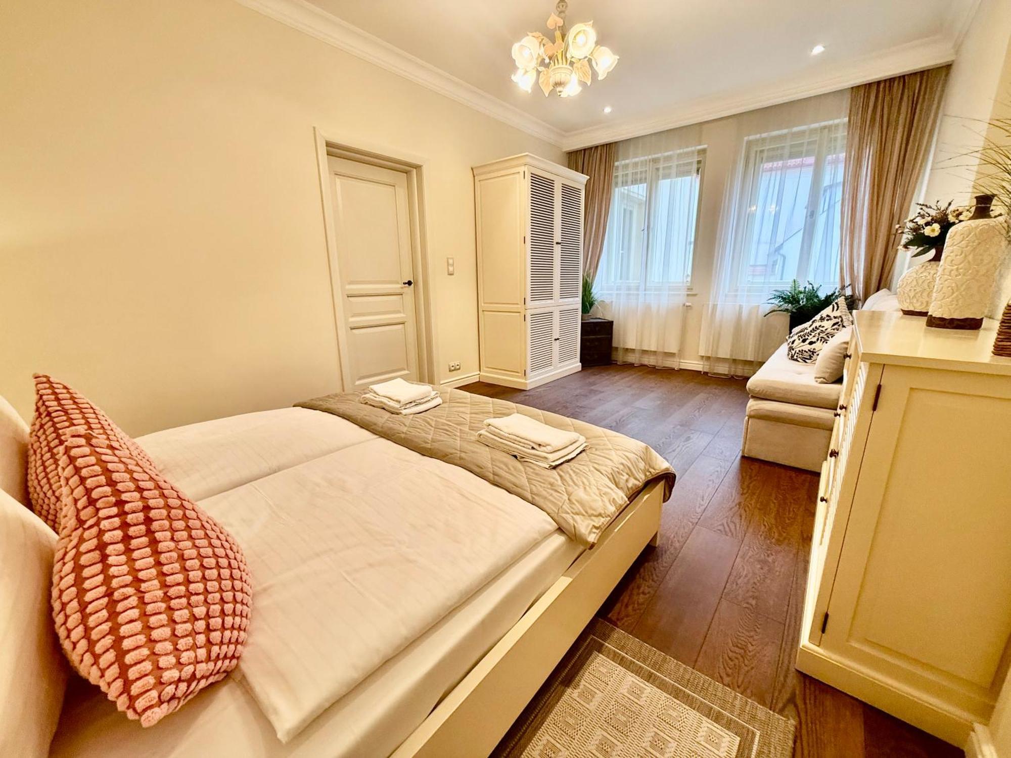Unique Charles Bridge 2Bdr Apartment. Прага Екстериор снимка