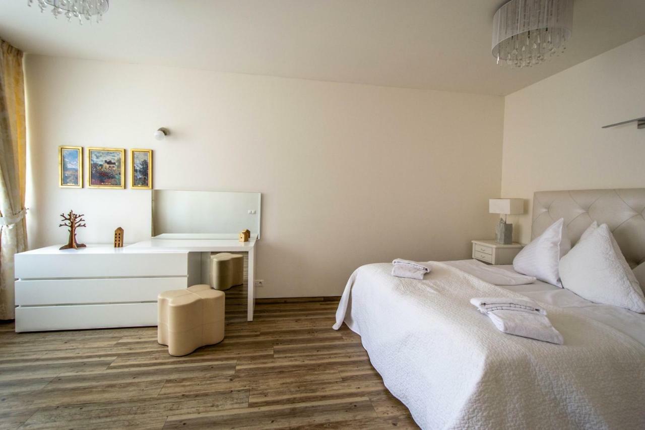 Unique Charles Bridge 2Bdr Apartment. Прага Екстериор снимка