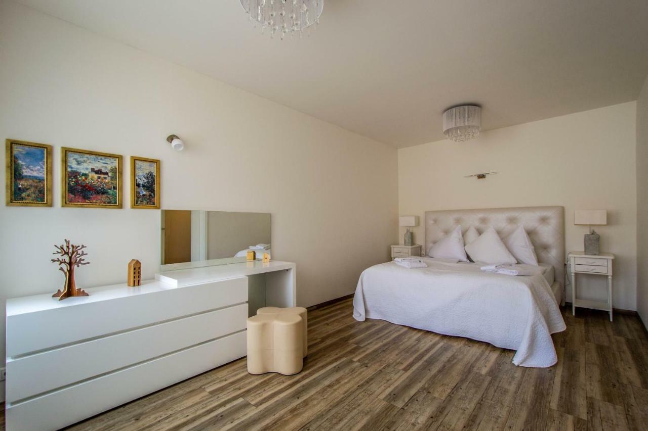 Unique Charles Bridge 2Bdr Apartment. Прага Екстериор снимка